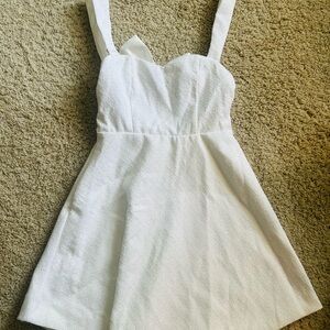 Elegant White Sleeveless Dress